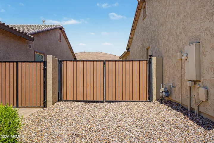 Dang girl, is that a 13 ft gate?! Too bad its in an HOA..