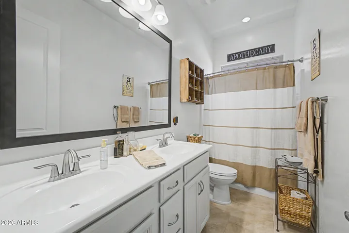 Full guest bathroom in between the 2 extra bedrooms.