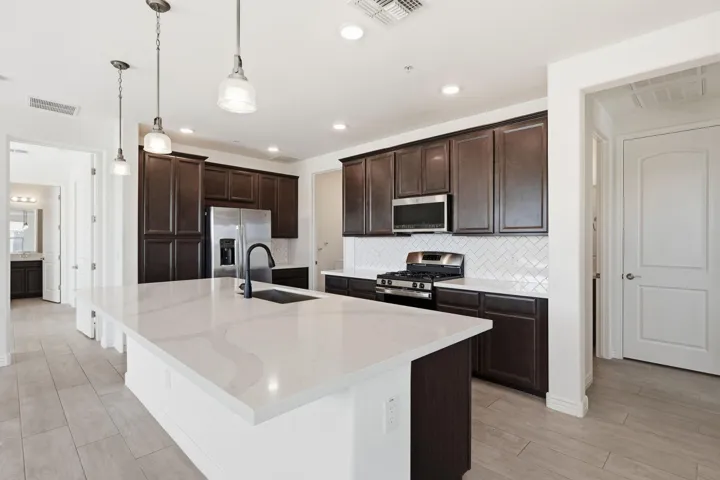 Quartz countertops & ss appliances
