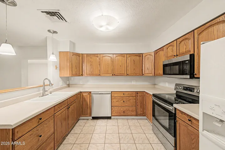 Great kitchen with NEW stainless steel appliances