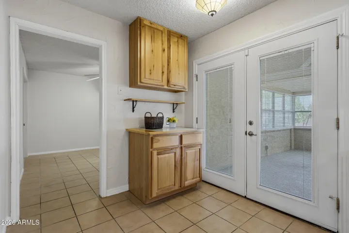 Cozy little "nook" area in Kitchen allows for a nice little Coffee/Tea Bar space?