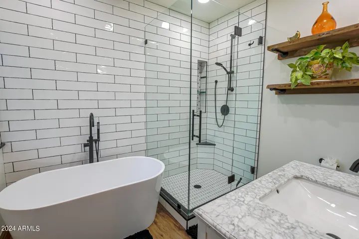 Beautiful En suite with tons of natural light