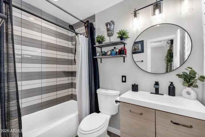 Primary bathroom, with Vanity and Tub/Shower