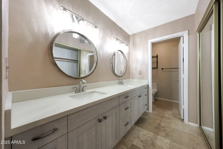 Master en suite bath with double sinks, custom cabinets and quartz countertops