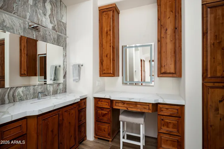 Dual sinks make up vanity w/ lighted mirror