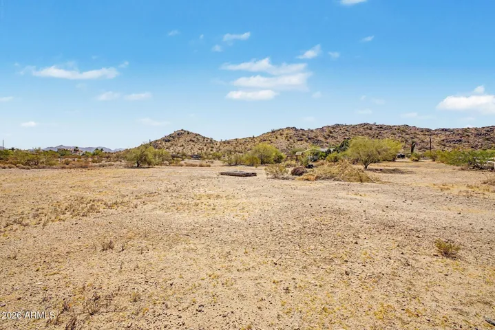 Lot can be split for another home!
