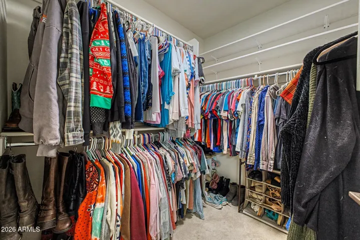 WALK IN CLOSET