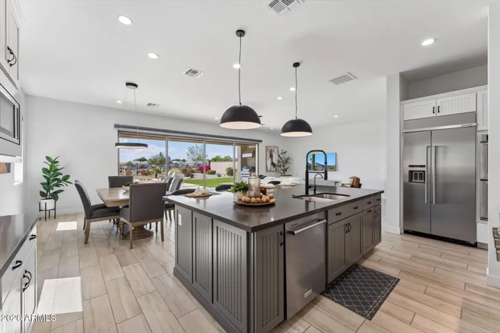 Kitchen & Dining