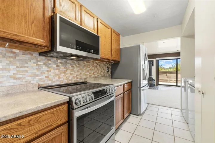 Note the artistic designer tile splashguard behind the range