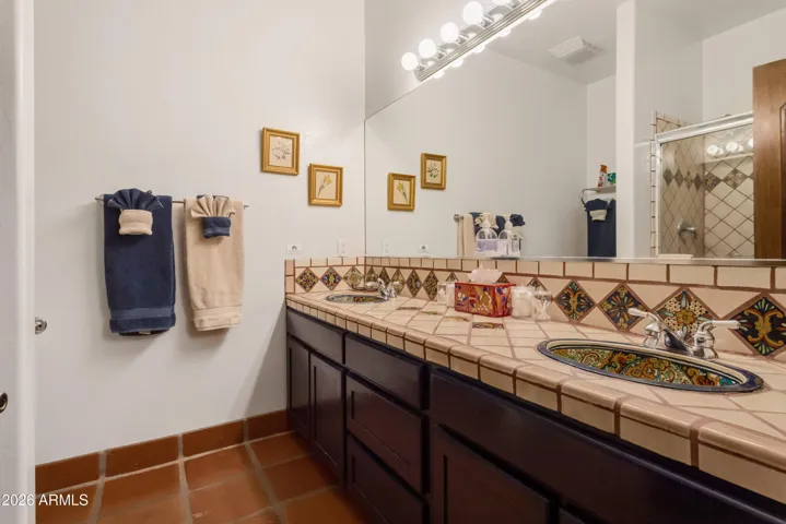 Suite bathroom