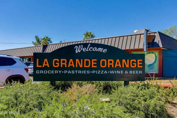 Great spot for breakfast, a quick lunch, or if you're wanting a pizza for dinner! Don't forget to check out their amazing gift shop area.