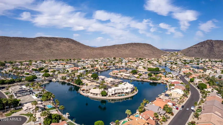 Nearby amenities include hiking and mountain biking at Thunderbird Conservation Park, shopping and dining at Arrowhead Towne Center, golf and social amenities at The Clubs at Arrowhead, plus outdoor recreation at Adobe Dam Regional Park and water attractions at Six Flags Hurricane Harbor Phoenix