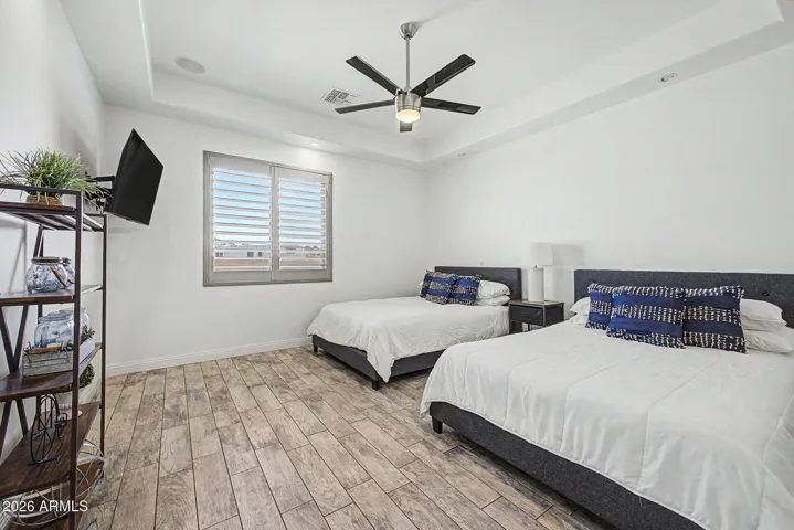 Oversized bedroom 4