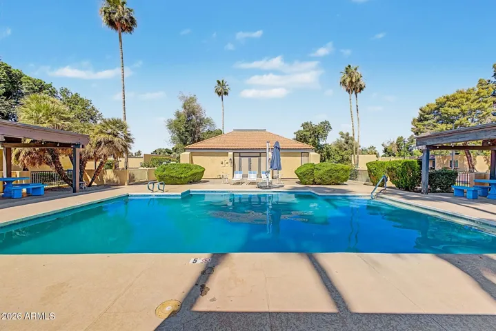 SPARKLING BLUE COMMUNITY POOL