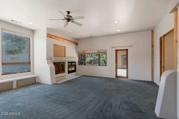 Family Room w/gas fireplace