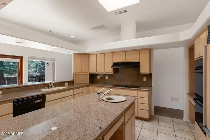 Oversize kitchen w/double oven and subzero fridge