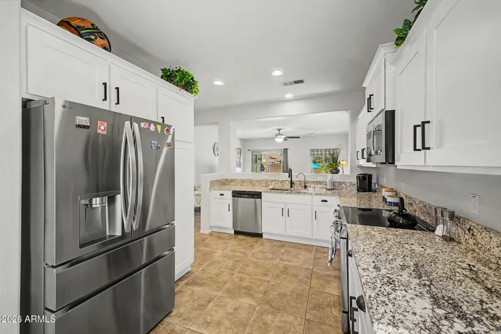 refrigerator is included
