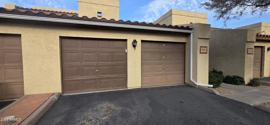 Single oversized extended garage great rare opportunity to park your truck or car