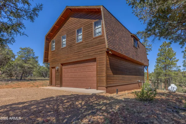 Perfect 1 bedroom cabin sits over 2 car garage