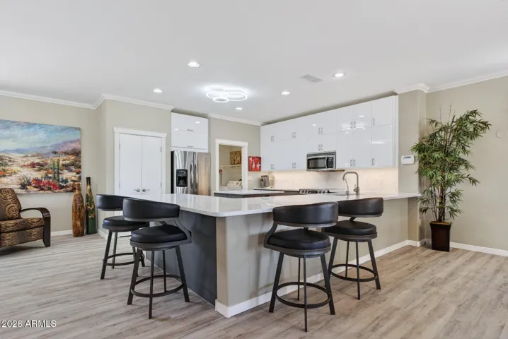 Open Kitchen / Eat-At-Counters