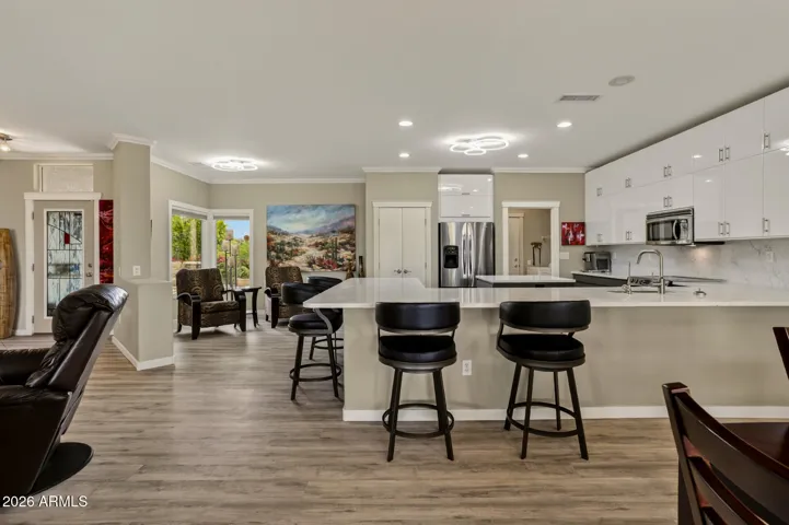 Open Kitchen / Eat-At-Counters