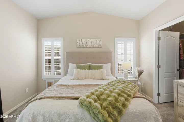 Beautiful Queen Bed & walk-in closet in Primary bedroom suite