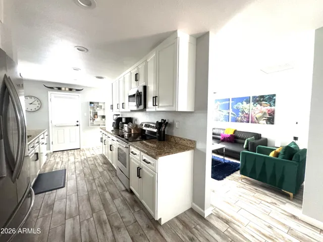 Kitchen range/ microwave/ small appliances