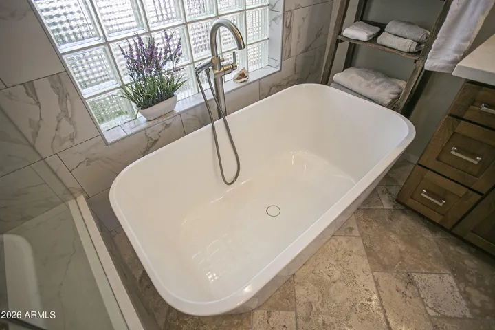 Freestanding soaking tub