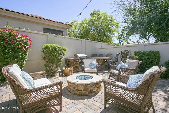 Such a chill backyard with built in BBQ island. Call your friends and family and get that party started.