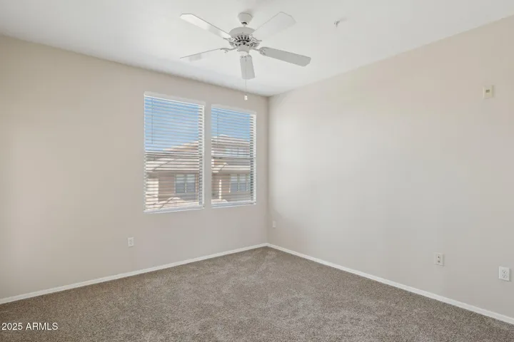 Large south facing bedroom space w/ new blinds