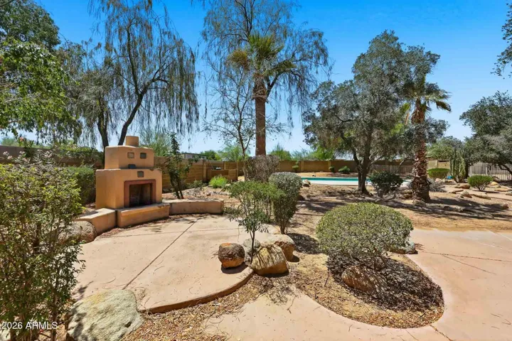 Entertainers' backyard - Wood-burning fireplace.