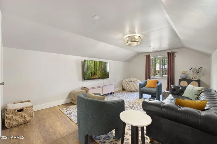 Large bonus room & flex space.
