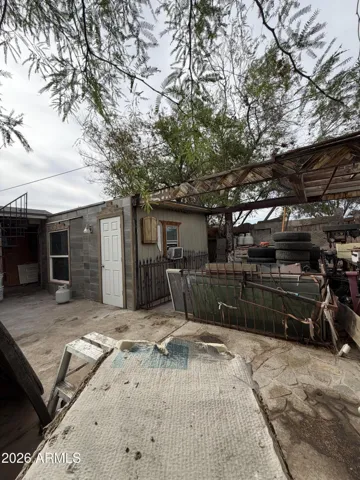 Detached Extra Bedroom with private entrance