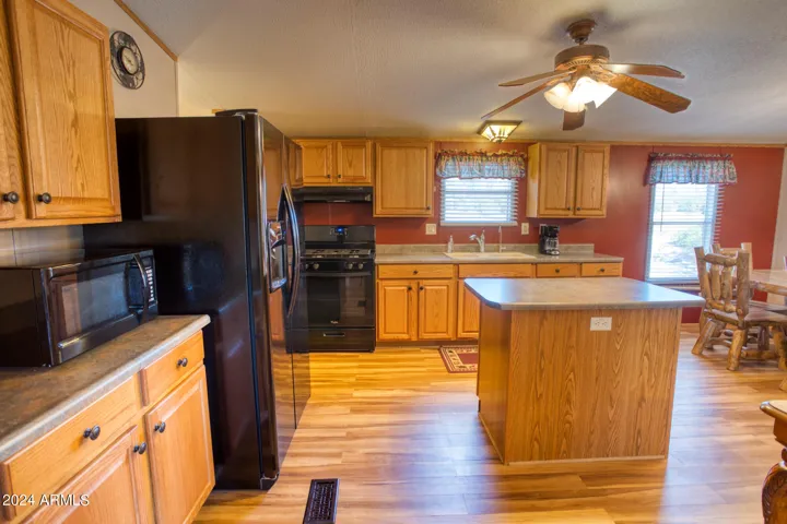 Large Kitchen w/Kitchen Island