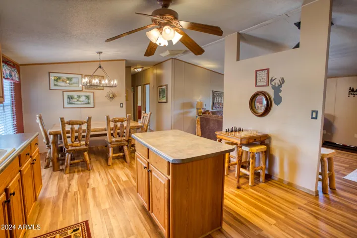 Large Kitchen w/Kitchen Island