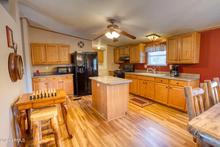 Large Kitchen w/Kitchen Island