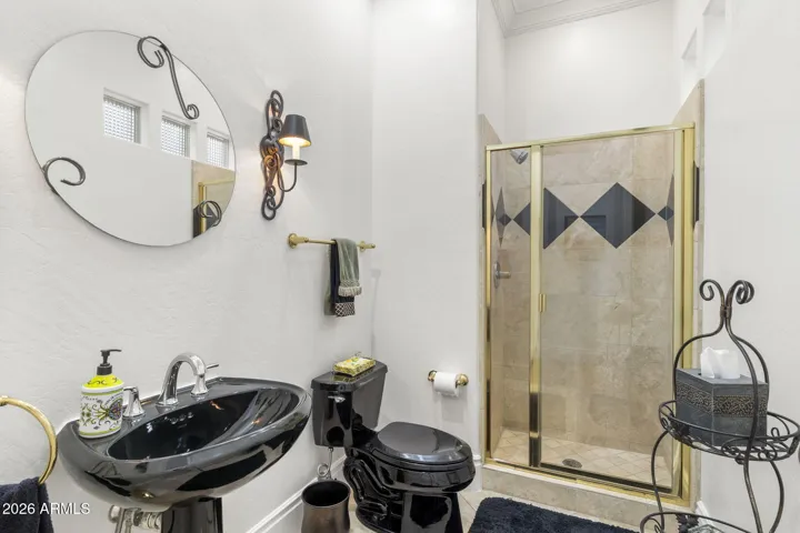 w/ walk-in shower