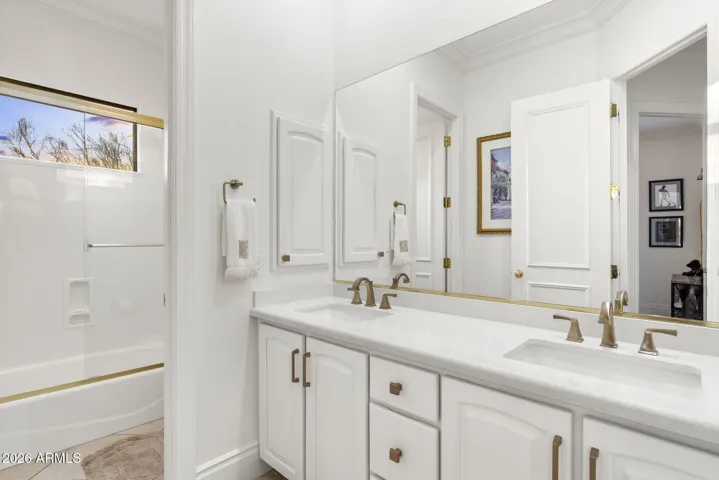 w/ duel sinks & separate shower/toilet area