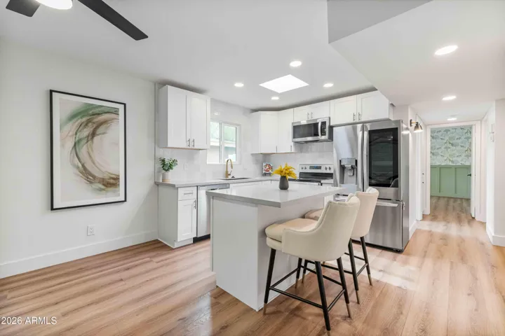 Breakfast Bar and Kitchen