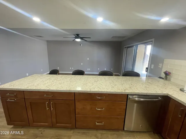 Kitchen - Dishwasher & Plenty of cabinet space