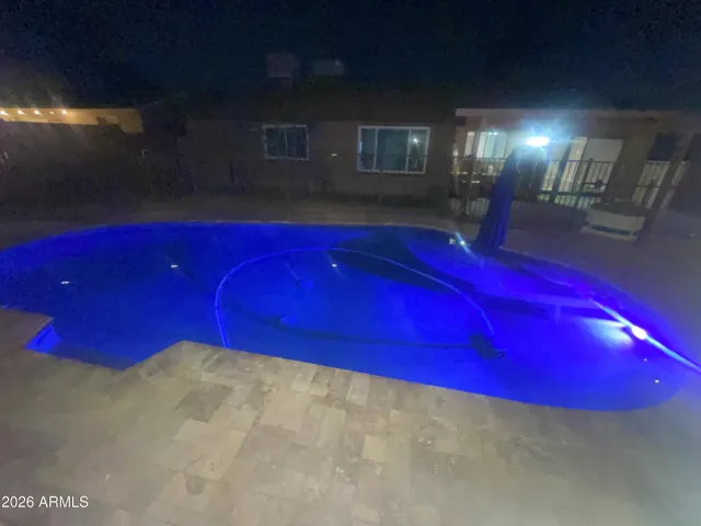 Pool - The pool light changes color!