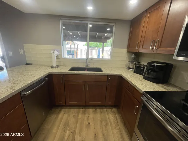 Kitchen - Dishwasher & Plenty of cabinet space