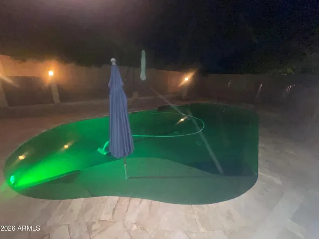 Pool - The light changes color!