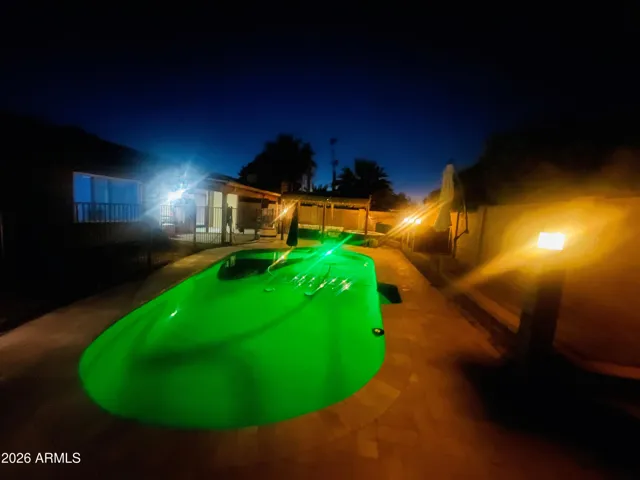 Pool - The light changes color