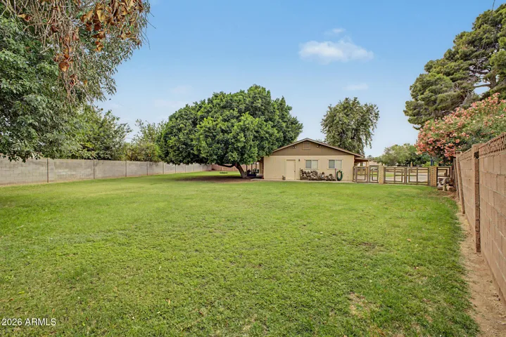 19,513 sf lot on quiet dead-end street in North Central Phoenix