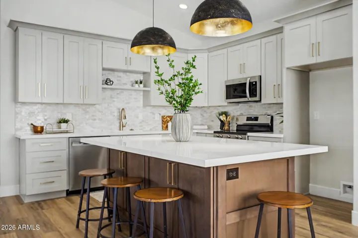 oversized island w/seating for 5