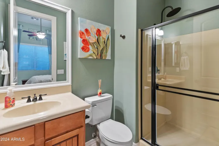 Bedroom 1 en suite bathroom