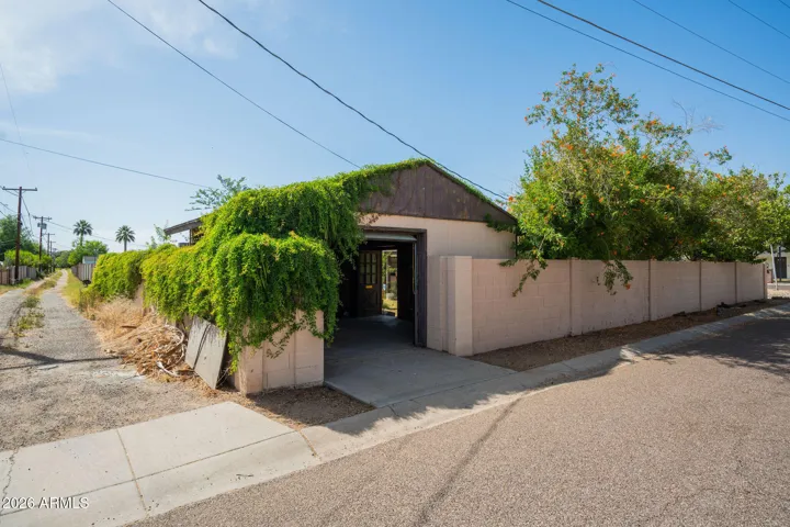 Detached garage/workshop