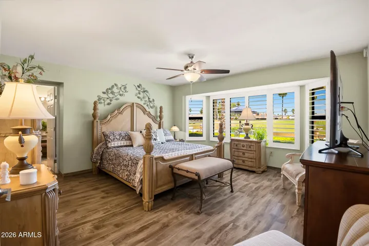 Wake up to golf-course views