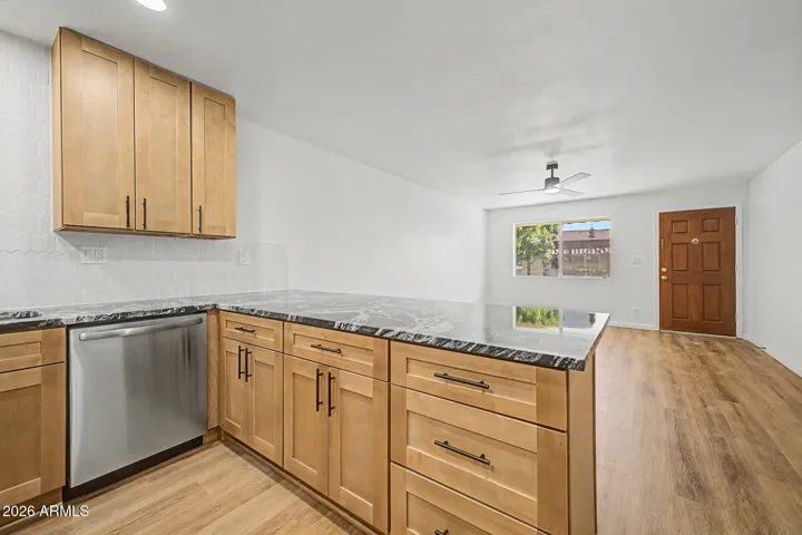 Large peninsula perfect for entertaining